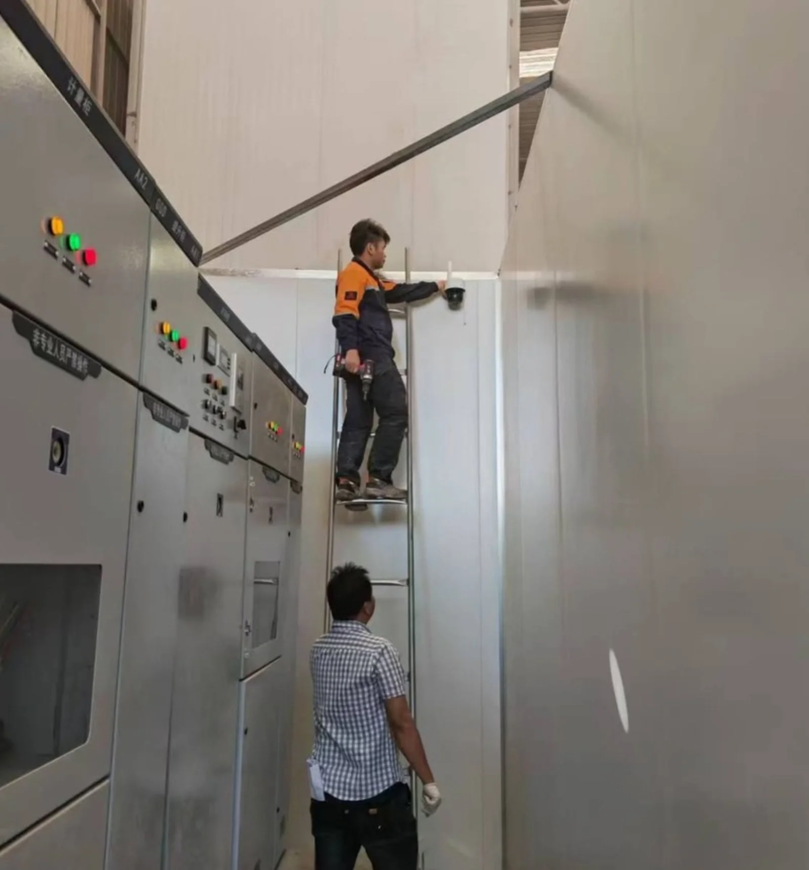 Hua Power engineers commissioning switchgear inside the Lanxi cement plant energy storage room