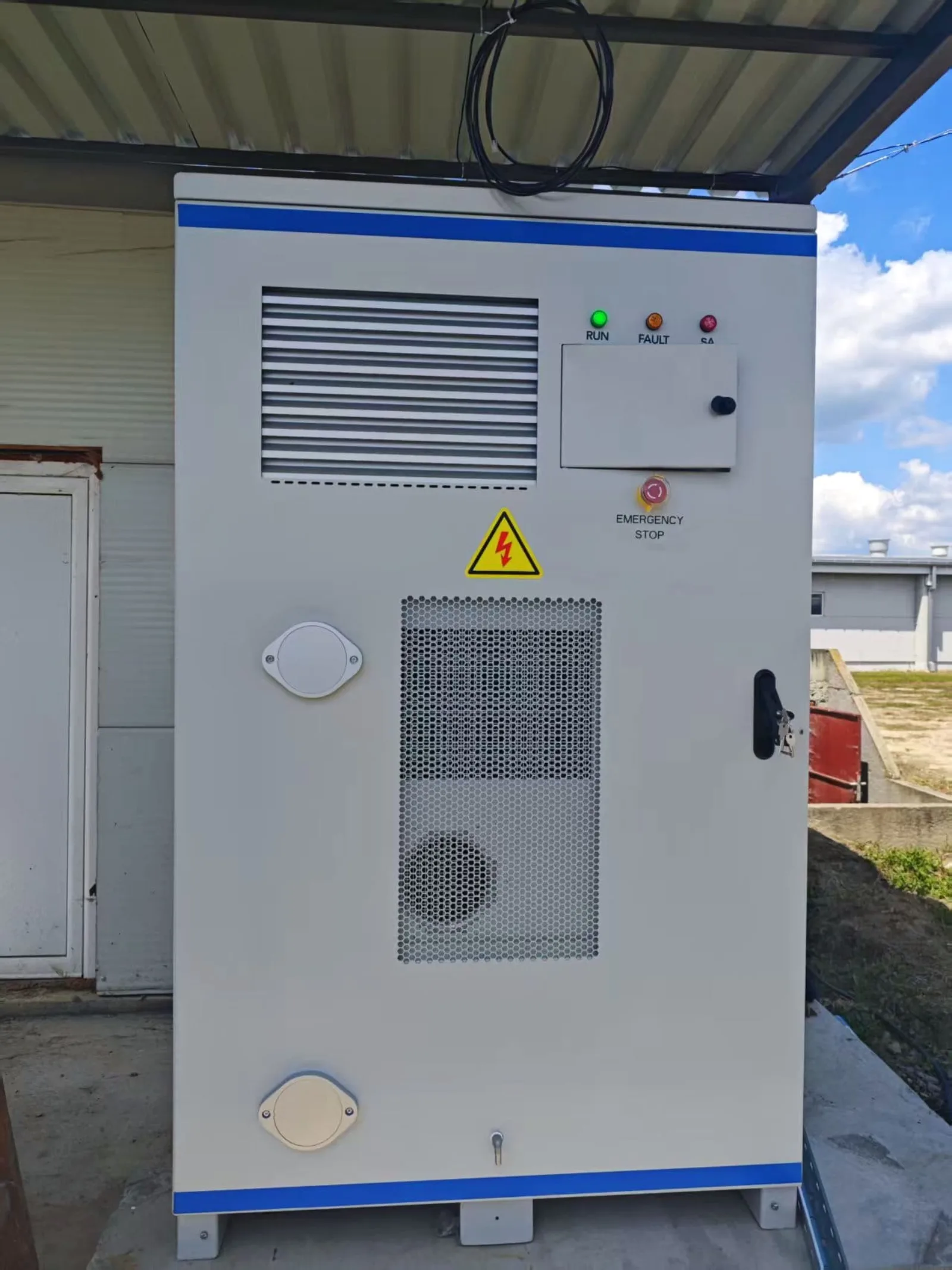 Close-up of the HC60P-100B cabinet showing status indicators and emergency stop