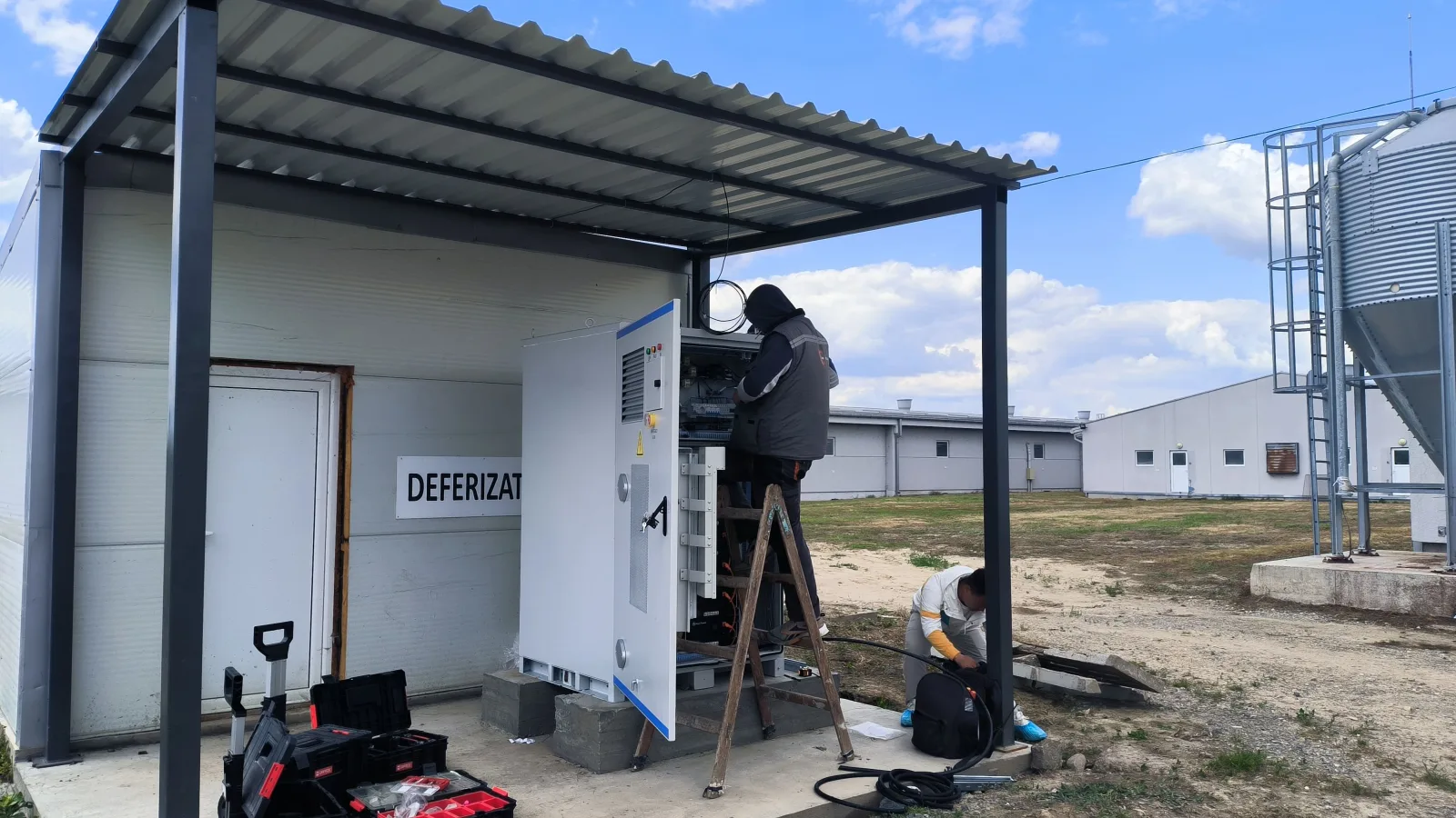 Hua Power engineers installing the HC60P-100B cabinet at a Serbian farm